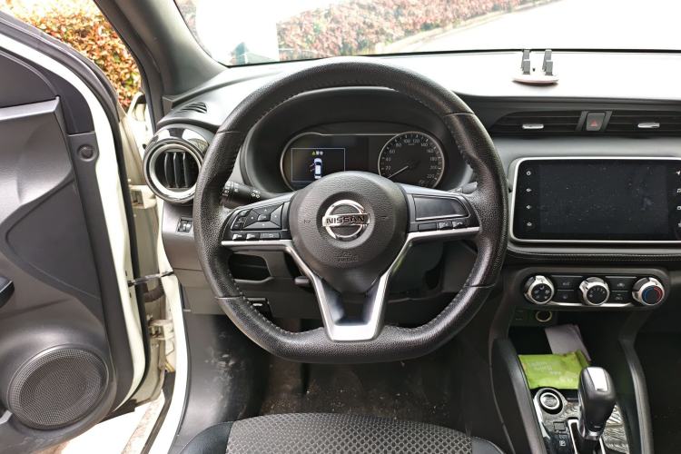 Used Nissan Kicks 2019 1.5L CVT Smart Connect Luxury Edition Steering Wheel