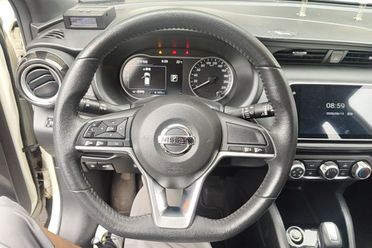 Used Nissan Kicks 2019 1.5L CVT Smart Connect Luxury Edition Steering Wheel
