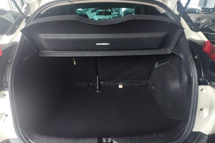 Used Nissan Kicks 2019 1.5L CVT Cool Enjoy Edition Trunk