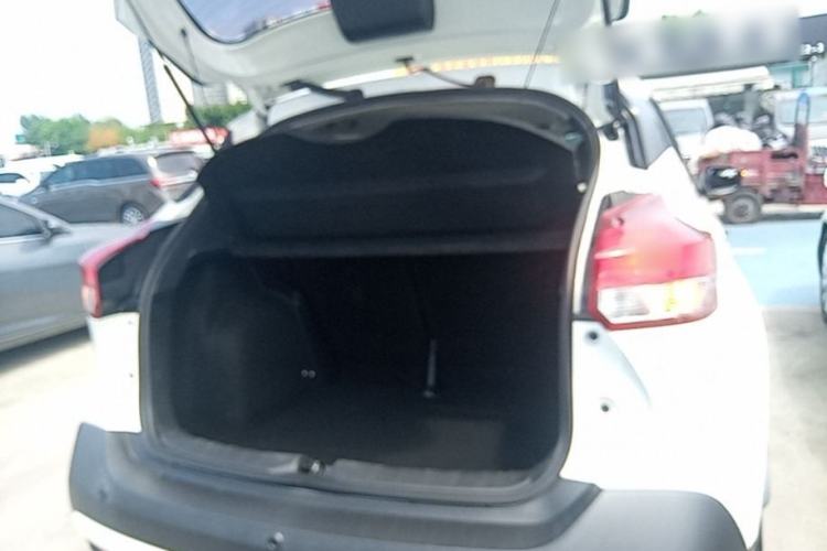 Used Nissan Kicks 2019 1.5L CVT Smart Connect Luxury Edition Trunk