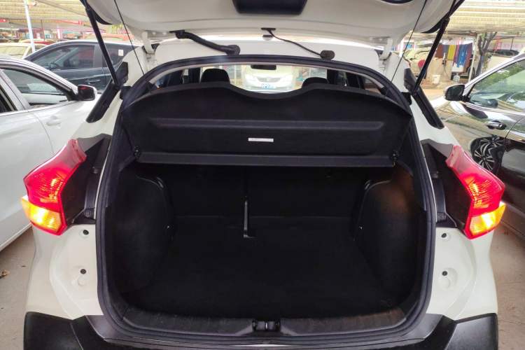 Used Nissan Kicks 2019 1.5L CVT Smart Connect Luxury Edition Trunk