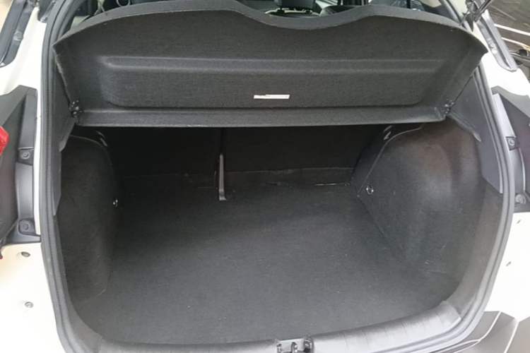 Used Nissan Kicks 2019 1.5L CVT Smart Connect Luxury Edition Trunk