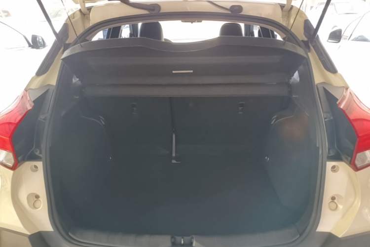 Used Nissan Kicks 2019 1.5L CVT Smart Connect Luxury Edition Trunk