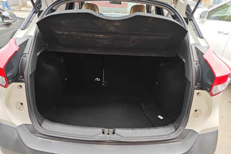 Used Nissan Kicks 2019 1.5L Manual Cool Edition Trunk