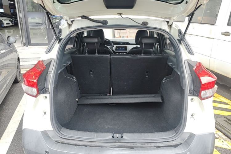 Used Nissan Kicks 2019 1.5L CVT Smart Connect Luxury Edition Trunk