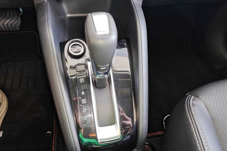 Used Nissan Kicks 2020 1.5L XV CVT Smart Connect Luxury Edition Gear Lever