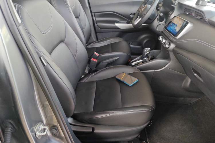 Used Nissan Kicks 2020 1.5L XV CVT Smart Connect Luxury Edition Right Front Seat
