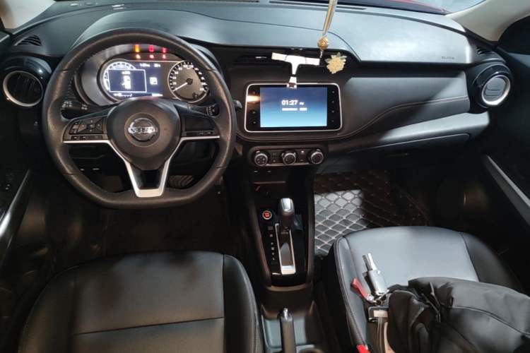 Used Nissan Kicks 2020 1.5L XV CVT Smart Connect Luxury Edition Center Console