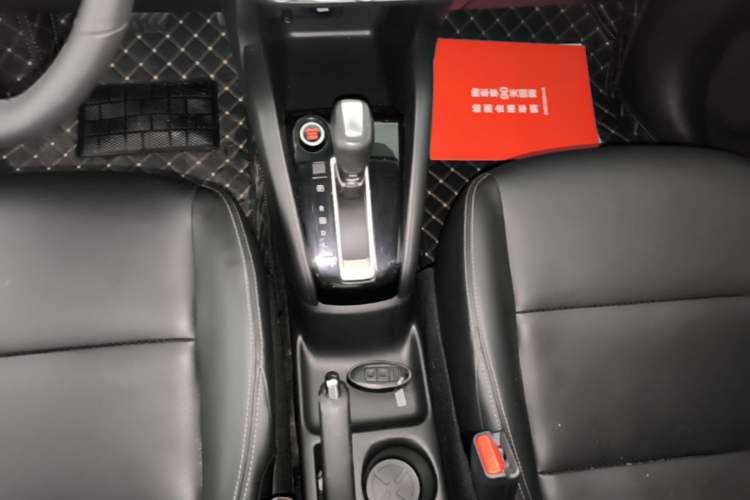Used Nissan Kicks 2020 1.5L XV TOP CVT Smart Connect Premium Edition Gear Lever