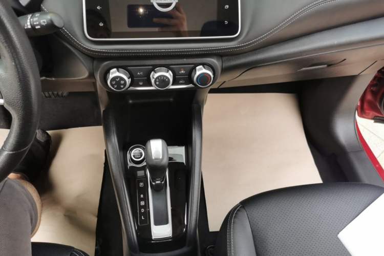 Used Nissan Kicks 2020 1.5L XV CVT Smart Connect Luxury Edition Gear Lever