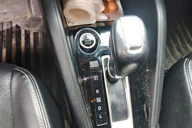 Used Nissan Kicks 2020 1.5L XV CVT Smart Connect Luxury Edition Gear Lever