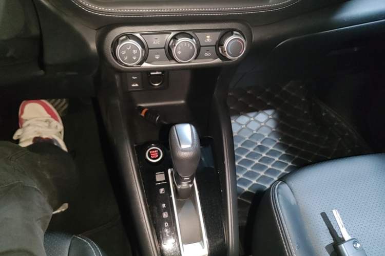 Used Nissan Kicks 2020 1.5L XV CVT Smart Connect Luxury Edition Gear Lever