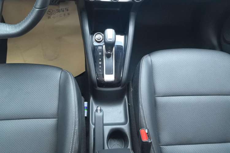 Used Nissan Kicks 2020 1.5L XV CVT Smart Connect Luxury Edition Gear Lever