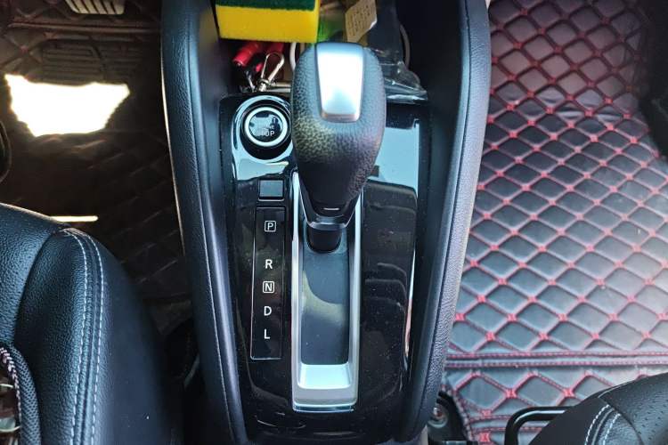 Used Nissan Kicks 2020 1.5L XV TOP CVT Smart Connect Premium Edition Gear Lever