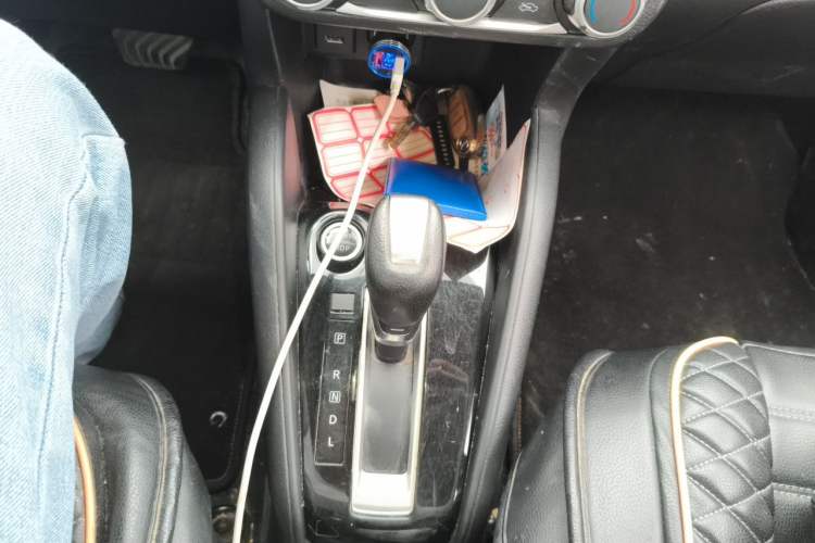 Used Nissan Kicks 2020 1.5L XV CVT Smart Connect Luxury Edition Gear Lever