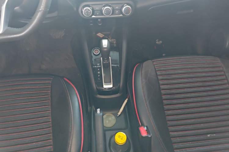 Used Nissan Kicks 2020 1.5L XV CVT Smart Connect Luxury Edition Gear Lever