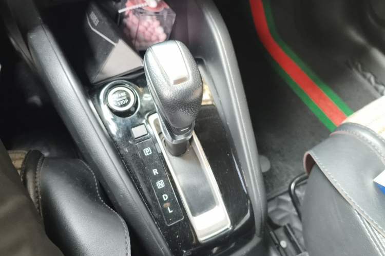 Used Nissan Kicks 2020 1.5L XV TOP CVT Smart Connect Premium Edition Gear Lever