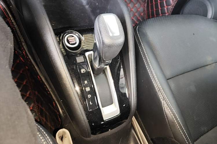 Used Nissan Kicks 2020 1.5L XV TOP CVT Smart Connect Premium Edition Gear Lever