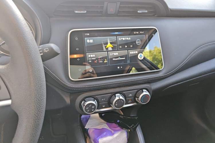 Used Nissan Kicks 2020 1.5L XV CVT Smart Connect Luxury Edition Audio And AC Panel