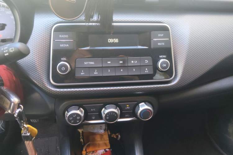 Used Nissan Kicks 2020 1.5L XE Manual Cool Edition Audio And AC Panel