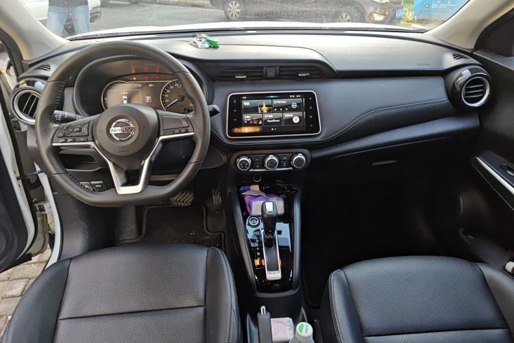 Used Nissan Kicks 2020 1.5L XV CVT Smart Connect Luxury Edition Center Console