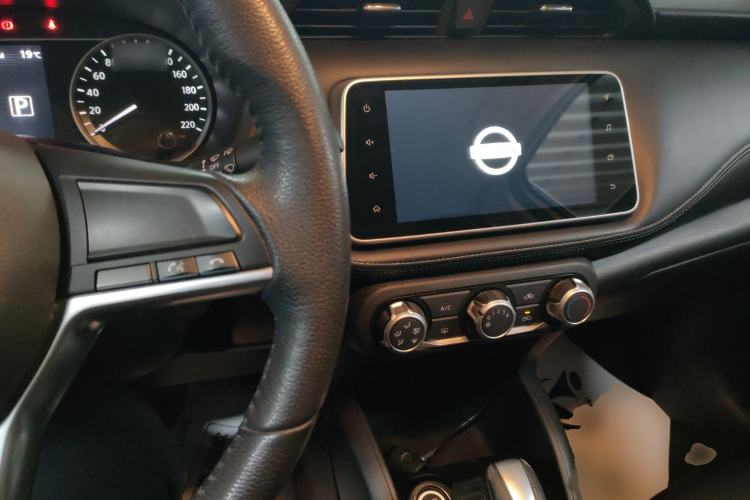 Used Nissan Kicks 2020 1.5L XV CVT Smart Connect Luxury Edition Center Console