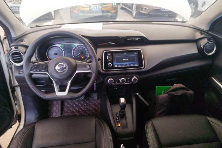 Used Nissan Kicks 2020 1.5L XL CVT Cool Enjoyment Edition Center Console
