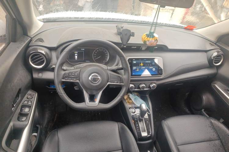 Used Nissan Kicks 2020 1.5L XV CVT Smart Connect Luxury Edition Center Console