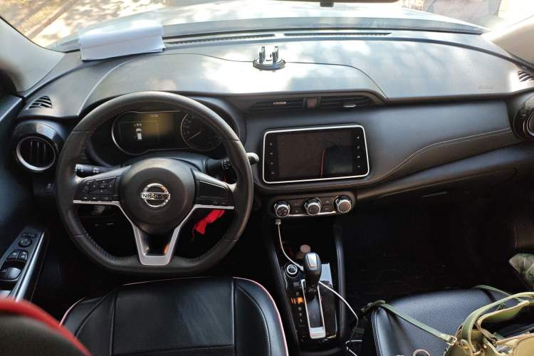 Used Nissan Kicks 2020 1.5L XV CVT Smart Connect Luxury Edition Center Console