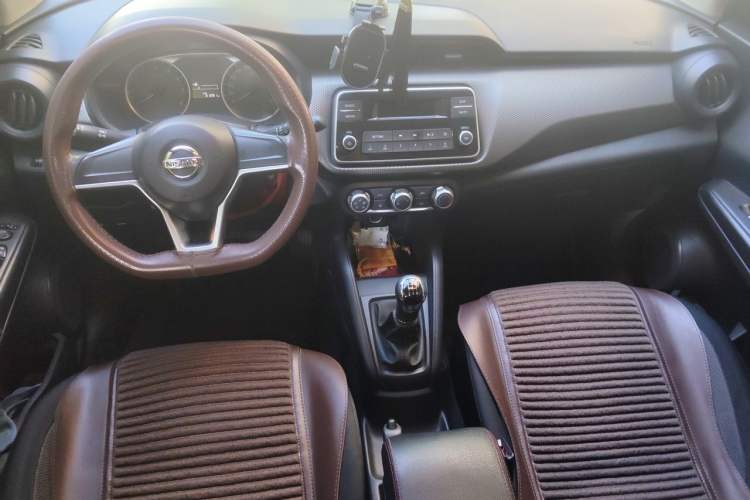 Used Nissan Kicks 2020 1.5L XE Manual Cool Edition Center Console