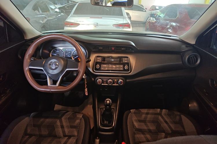 Used Nissan Kicks 2020 1.5L XE Manual Cool Edition Center Console
