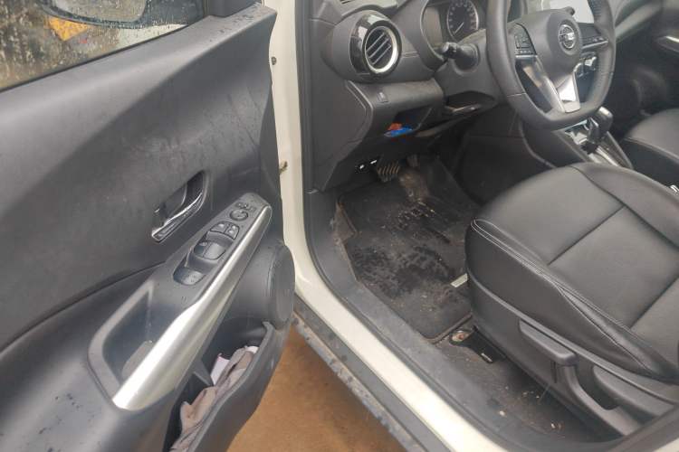Used Nissan Kicks 2020 1.5L XV CVT Smart Connect Luxury Edition Driver Seat