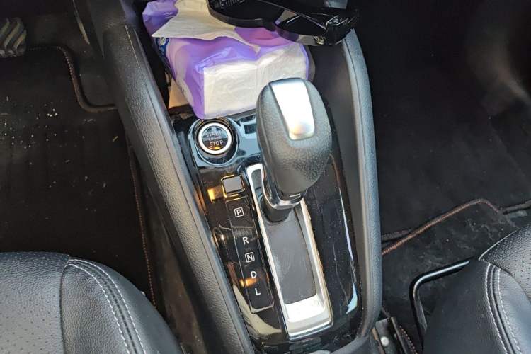Used Nissan Kicks 2020 1.5L XV CVT Smart Connect Luxury Edition Gear Lever