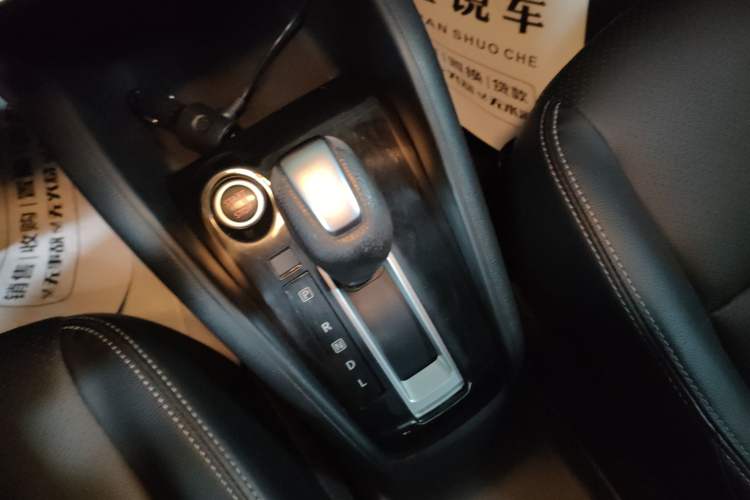 Used Nissan Kicks 2020 1.5L XV CVT Smart Connect Luxury Edition Gear Lever