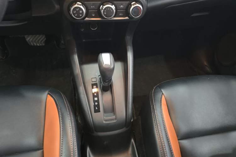 Used Nissan Kicks 2020 1.5L XL CVT Cool Enjoyment Edition Gear Lever