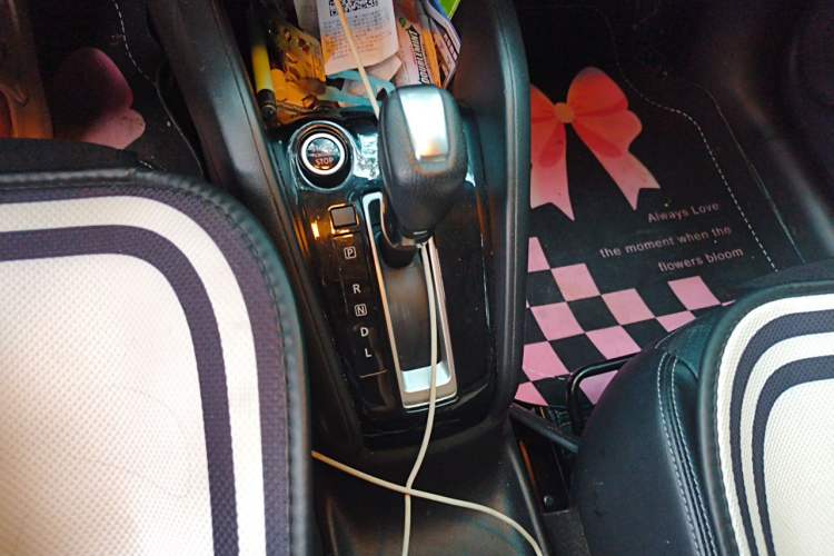 Used Nissan Kicks 2020 1.5L XV CVT Smart Connect Luxury Edition Gear Lever