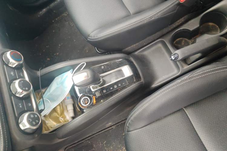 Used Nissan Kicks 2020 1.5L XV CVT Smart Connect Luxury Edition Gear Lever