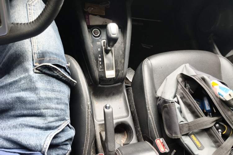 Used Nissan Kicks 2020 1.5L XV CVT Smart Connect Luxury Edition Gear Lever