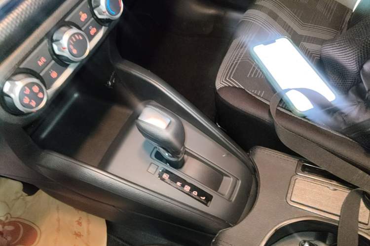 Used Nissan Kicks 2020 1.5L XL CVT Cool Enjoyment Edition Gear Lever