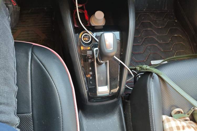 Used Nissan Kicks 2020 1.5L XV CVT Smart Connect Luxury Edition Gear Lever