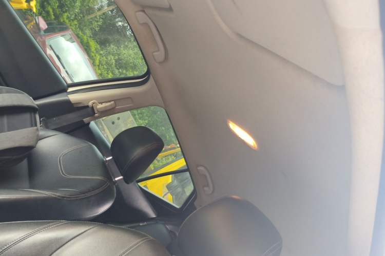 Used Nissan Kicks 2020 1.5L XV CVT Smart Connect Luxury Edition Headliner