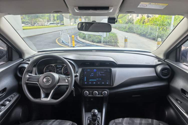 Used Nissan Kicks 2020 1.5L XE Manual Cool Edition Interior 2
