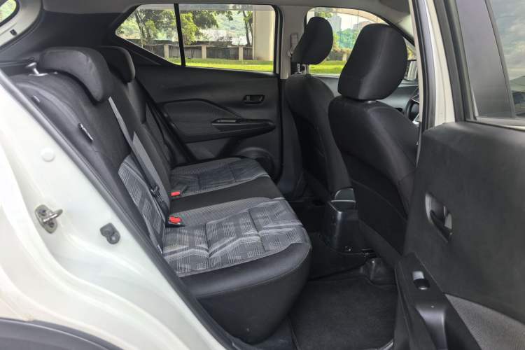 Used Nissan Kicks 2020 1.5L XE Manual Cool Edition Interior 3