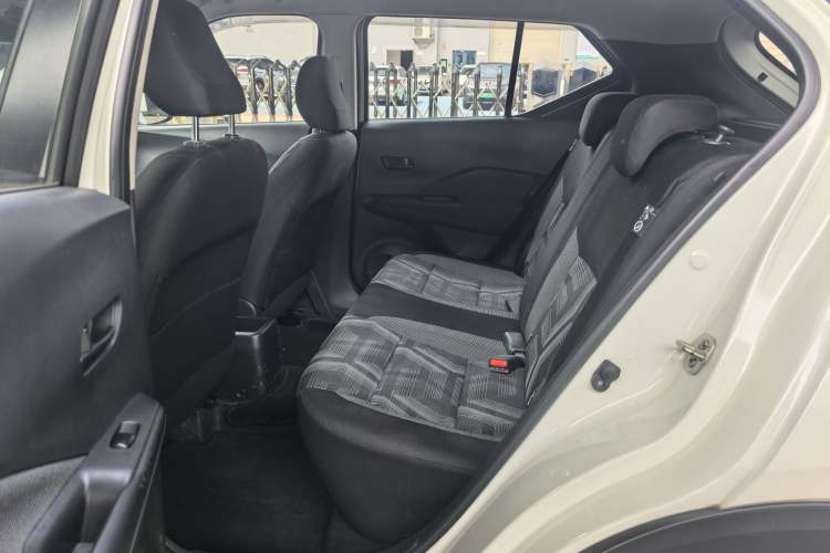 Used Nissan Kicks 2020 1.5L XE Manual Cool Edition Interior 5