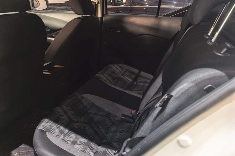 Used Nissan Kicks 2020 1.5L XL CVT Cool Enjoyment Edition Interior 5