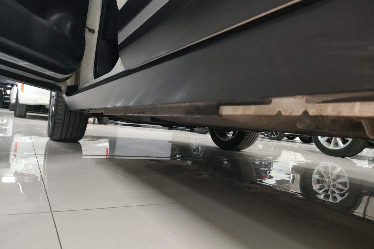 Used Nissan Kicks 2020 1.5L XV CVT Smart Connect Luxury Edition Left Side Sill