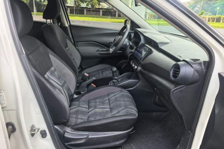Used Nissan Kicks 2020 1.5L XE Manual Cool Edition Right Front Seat