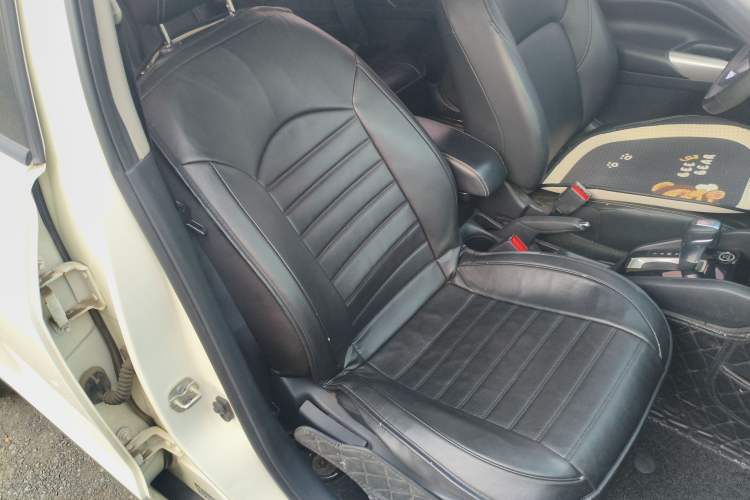 Used Nissan Kicks 2020 1.5L XV CVT Smart Connect Luxury Edition Right Front Seat