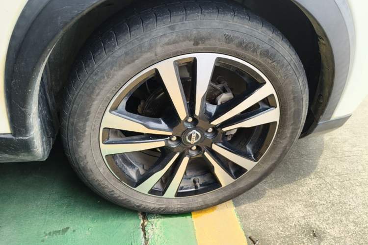 Used Nissan Kicks 2020 1.5L XV CVT Smart Connect Luxury Edition Right Front Wheel Hub