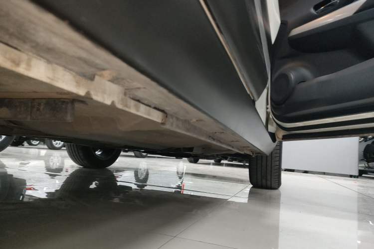 Used Nissan Kicks 2020 1.5L XV CVT Smart Connect Luxury Edition Right Side Sill